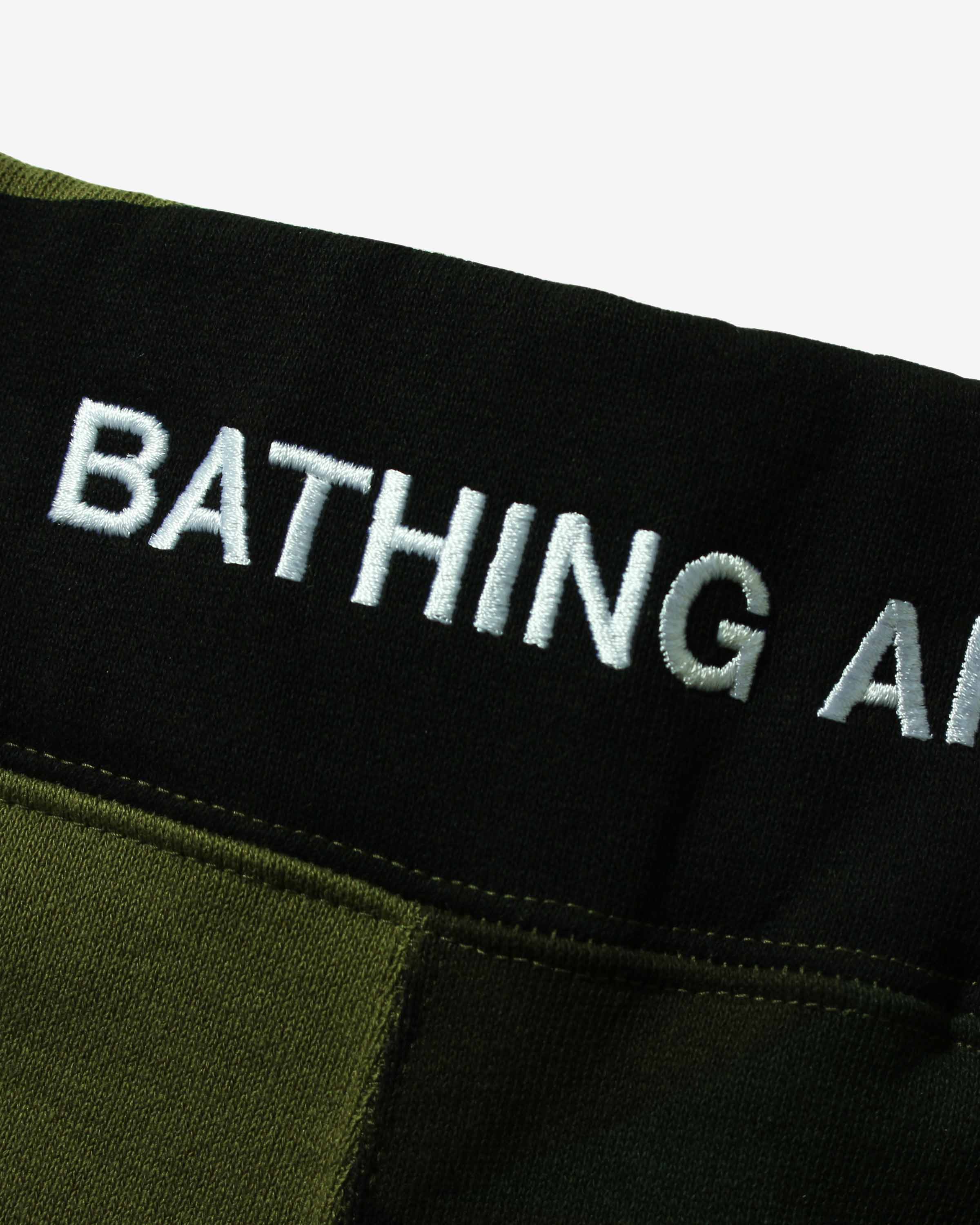 BAPE GIANT 1ST CAMO WIDE FIT SWEAT SHORTS - Image 3